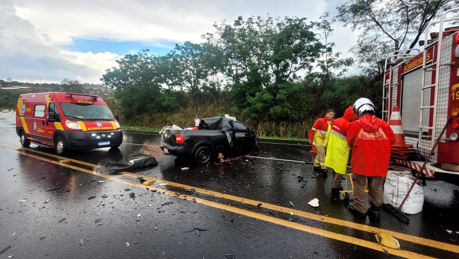 Motorista morre após colisão frontal entre saveiro e caminhão