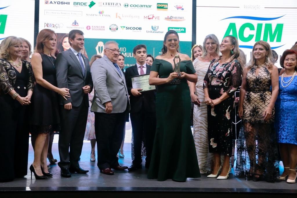 Maria Iraclézia recebe o Prêmio Acim Mulher