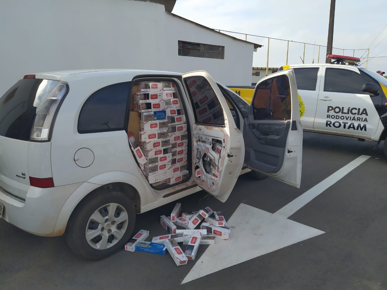 PRE encontra carro cheio de cigarros abandonado na PR-323