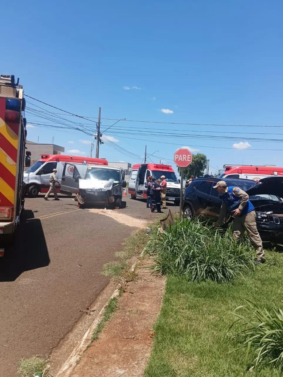 Acidente entre van escolar e automóvel deixa 12 pessoas feridas em Maringá