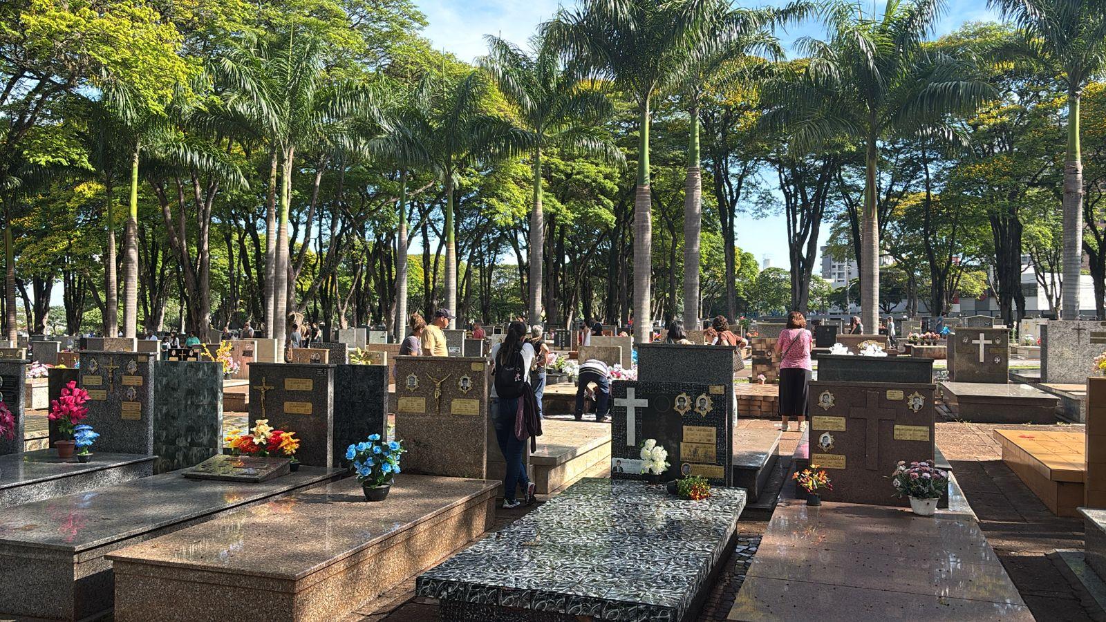 Movimento intenso no Cemitério Municipal no fim de semana de Finados