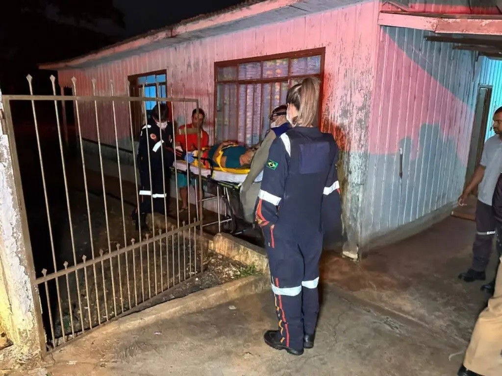 Mulher é baleada no lugar do filho enquanto dormia