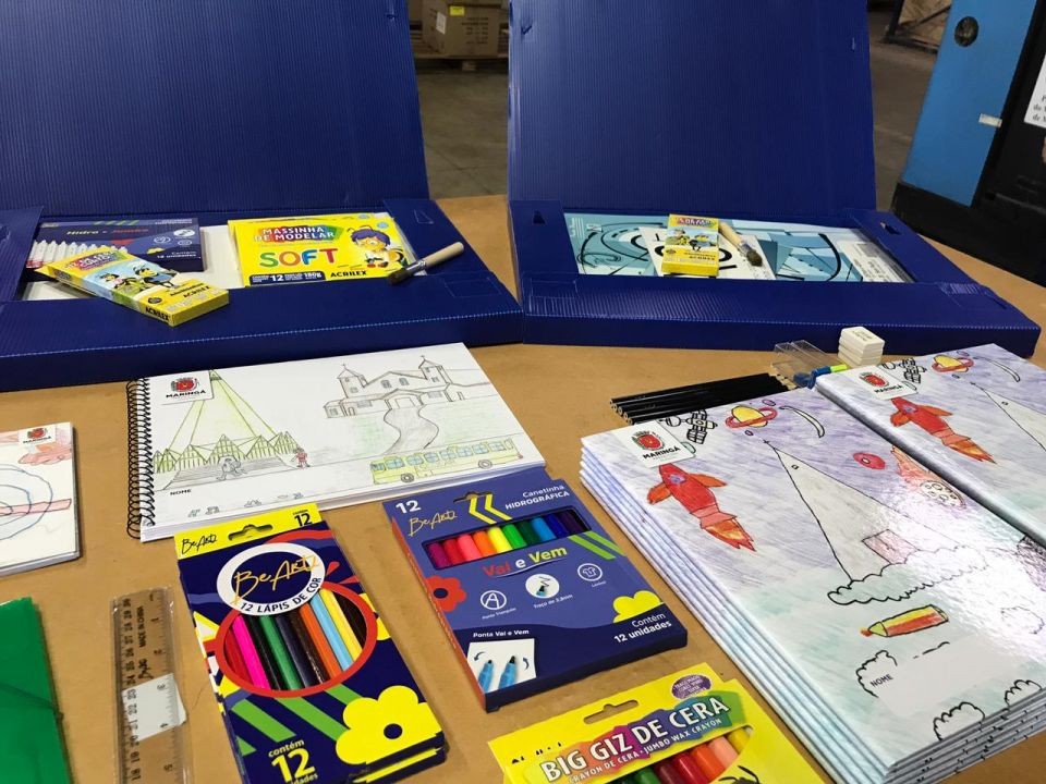 Alunos da rede municipal começam a receber kits escolares