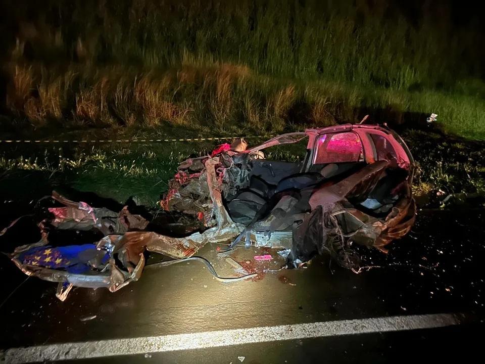 Família morre após carro bater contra ônibus escolar e caminhão