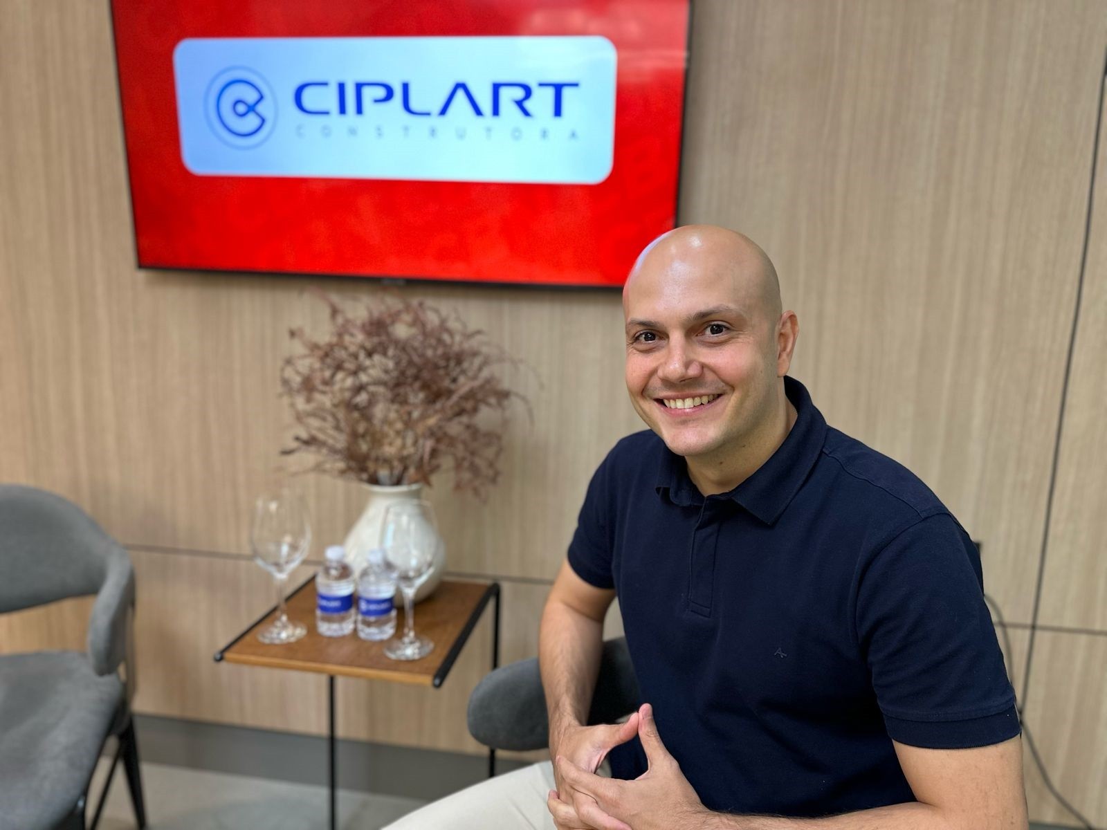 Separação entre áreas comum e social numa torre residencial dá conforto a moradores