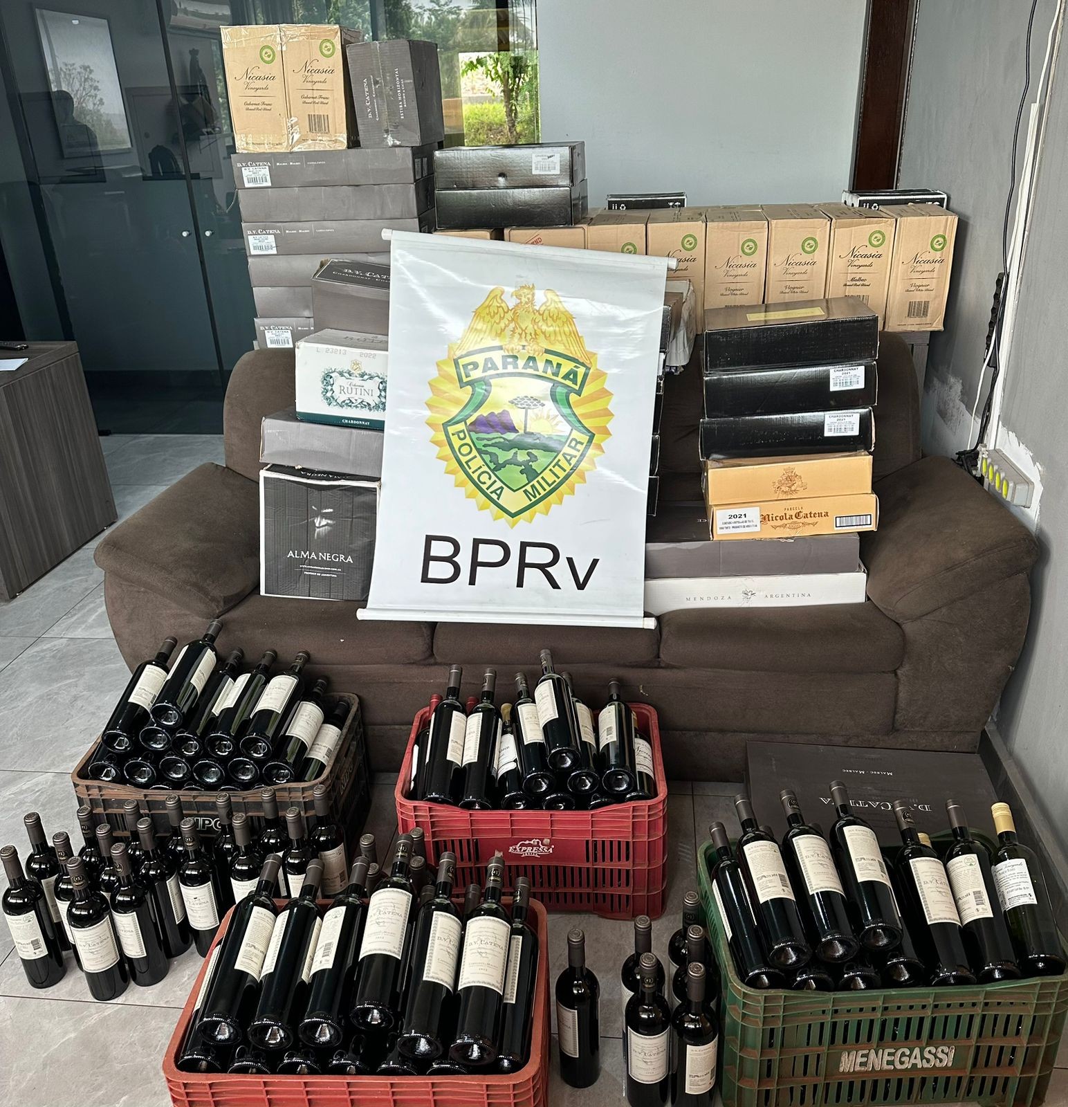 Polícia Rodoviária apreende caixas de vinho na PR-317