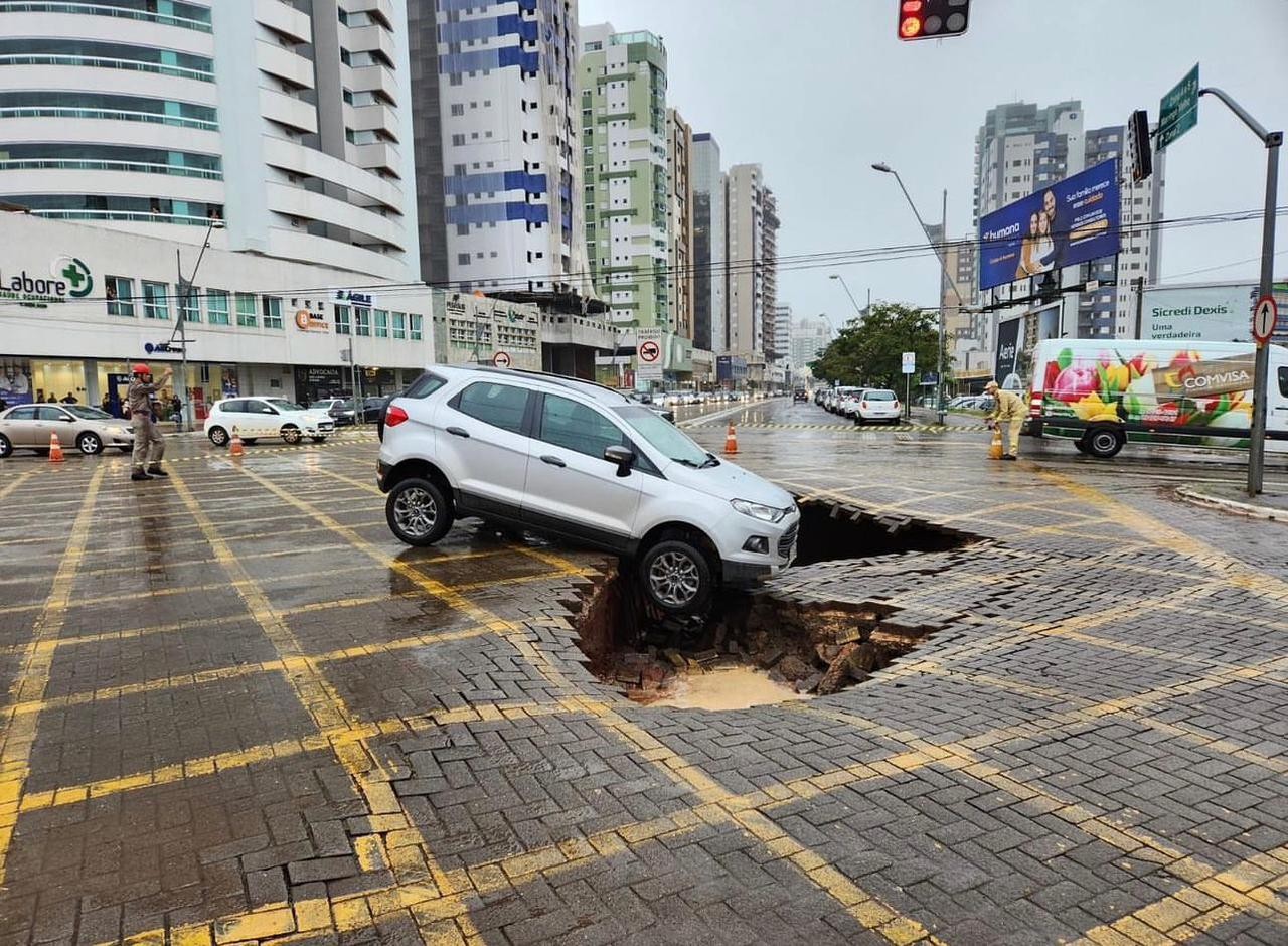 Cratera se abre no cruzamento das avenidas Paraná e Horário Racanello Filho no centro de Maringá; vídeos