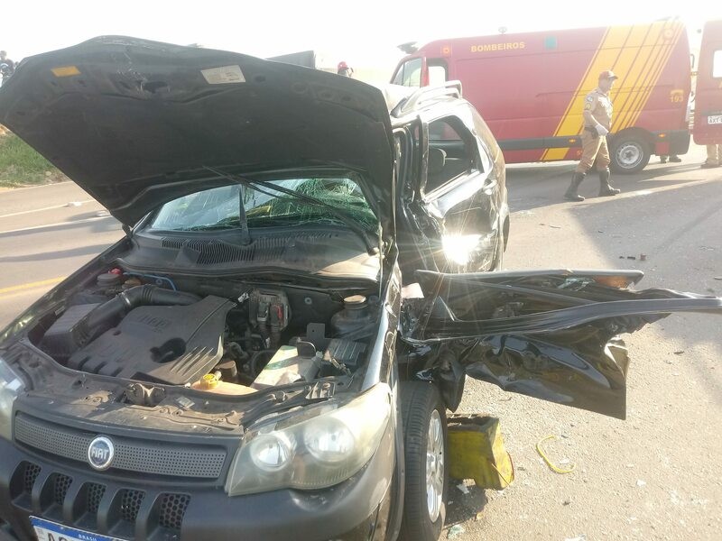 Colisão entre carreta e carro deixa duas pessoas em estado grave na região