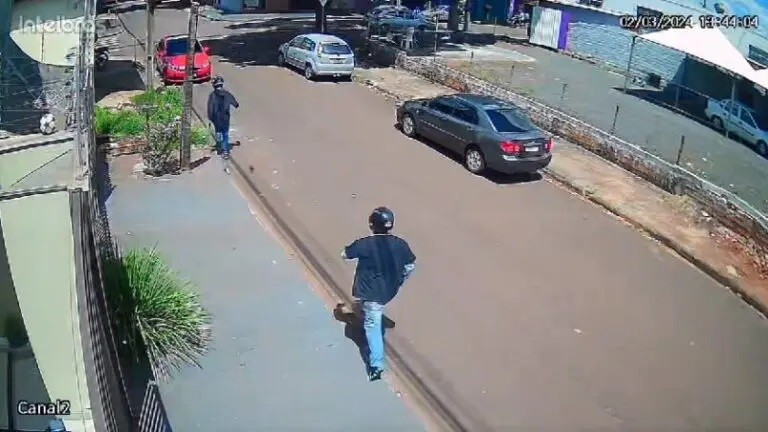 Câmera flagra momento que atiradores chegam em oficina e executam jovem