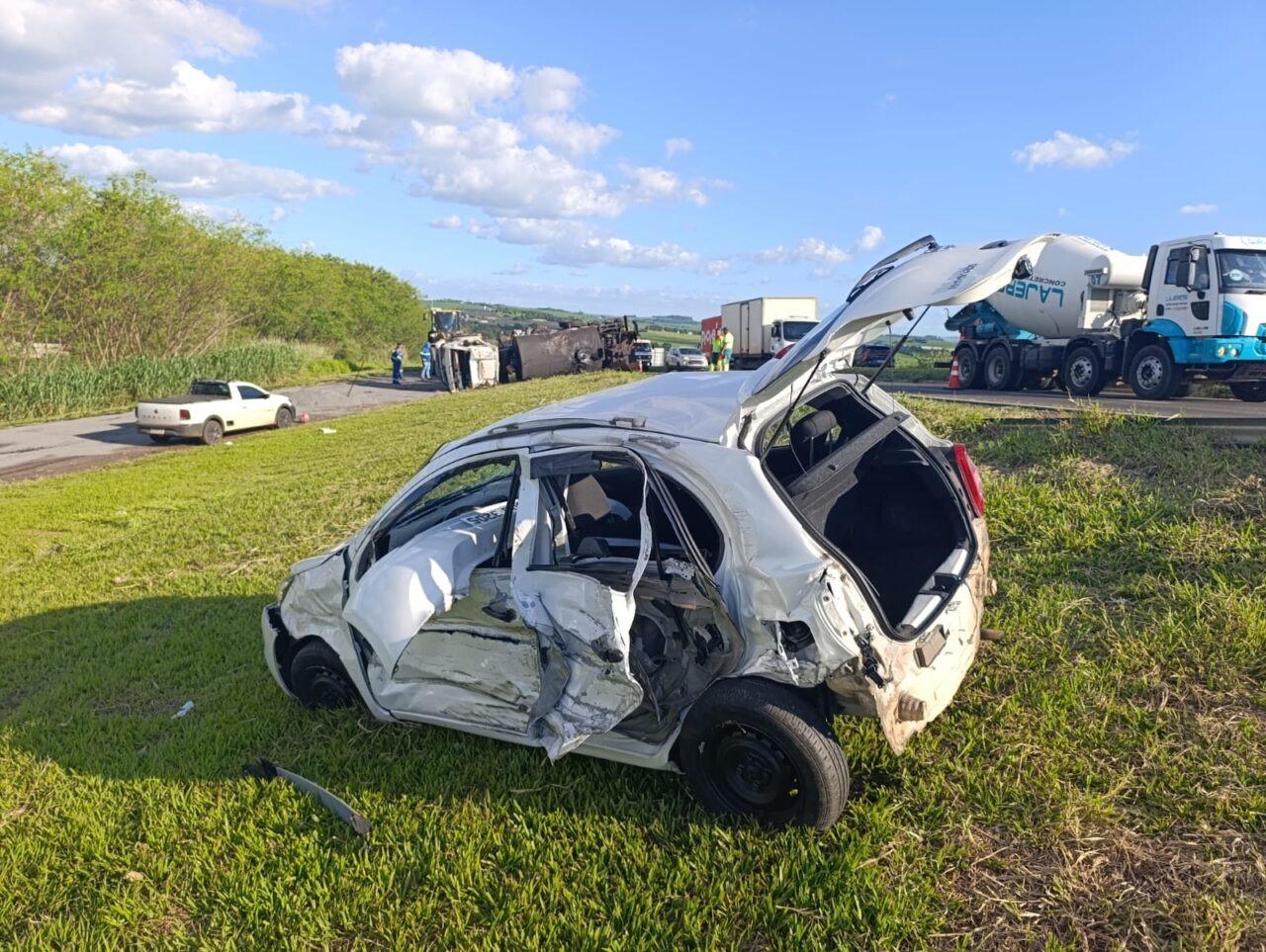 Caminhão capota, atinge carro e deixa três feridos na região de Maringá