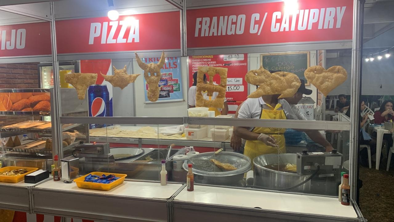 Pastéis com formatos diferentes chamam atenção na Expoingá