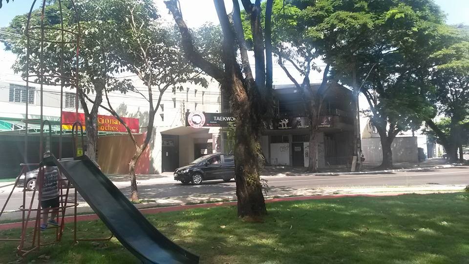 Famílias pedem segurança para crianças na praça de patinação