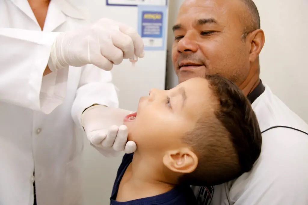 Começa em Maringá a campanha de vacinação contra a paralisia infantil