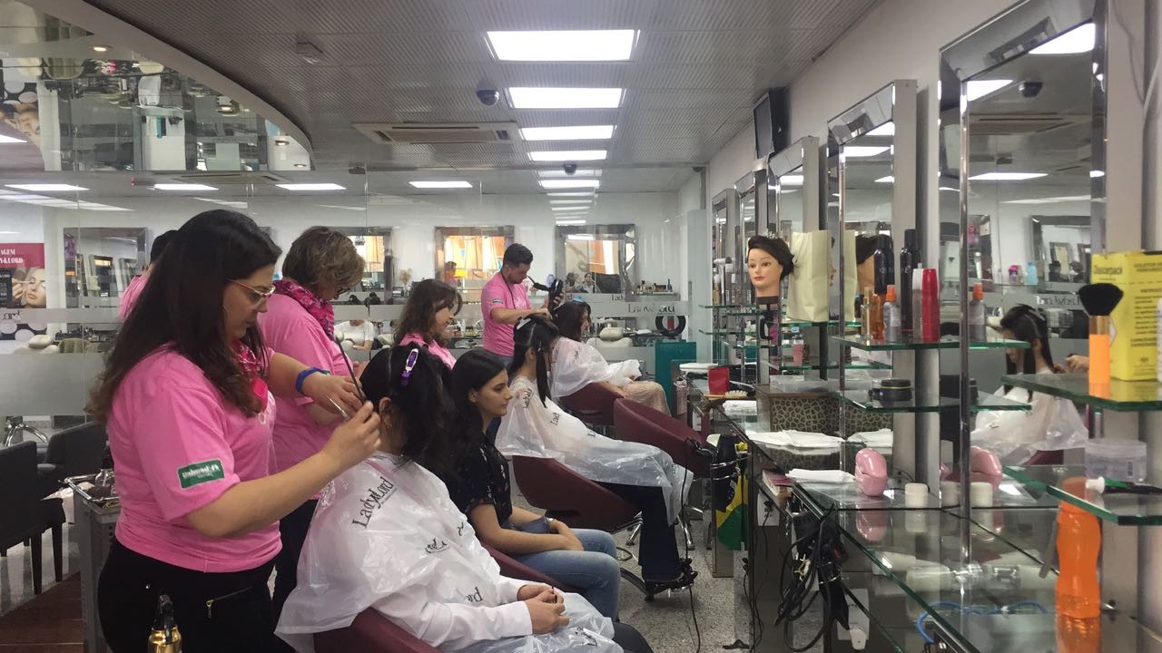 Campanha arrecada cabelo para confeccionar perucas