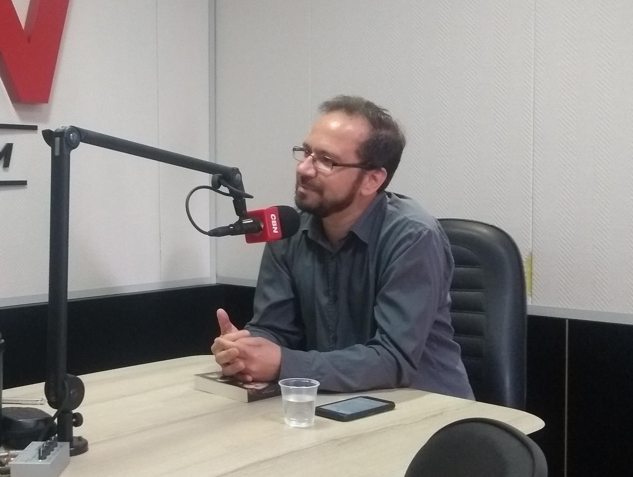 ‘Não podemos mudar o passado, mas o futuro é uma folha em branco’, diz escritor