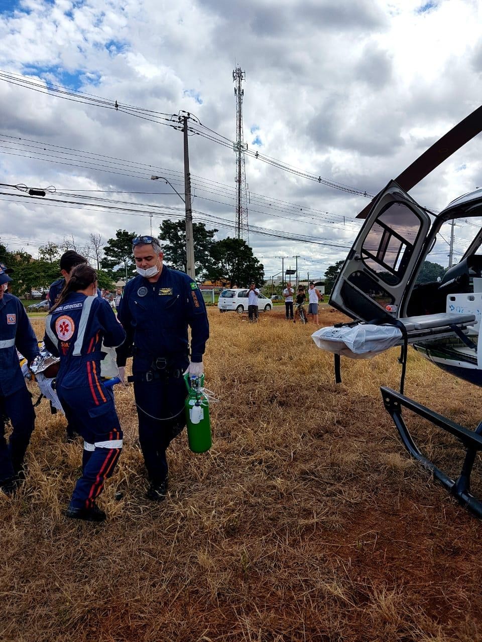 Homem cai de telhado enquanto limpava calha em Marialva