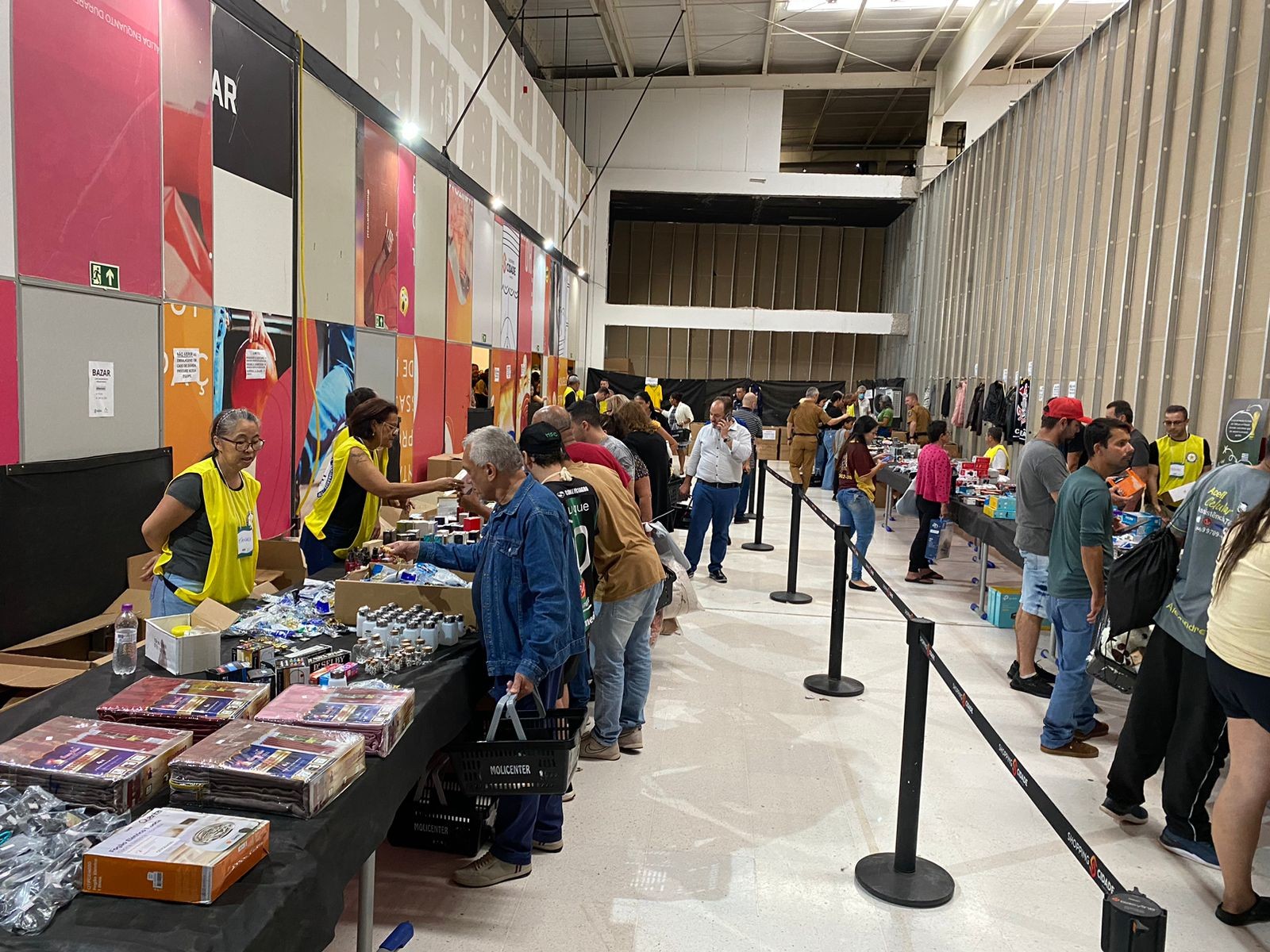 Maringaenses encaram horas na fila para comprar em bazar do Conseg