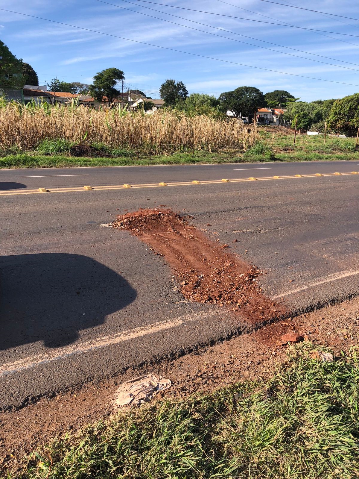 Fotos: Francis Costa da Silva |   Ouvinte tampou o buraco com terra, mas a chuva reabriu a cratera