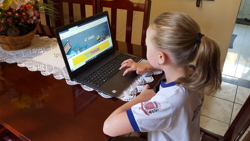 Pais são mediadores dos filhos nas aulas online
