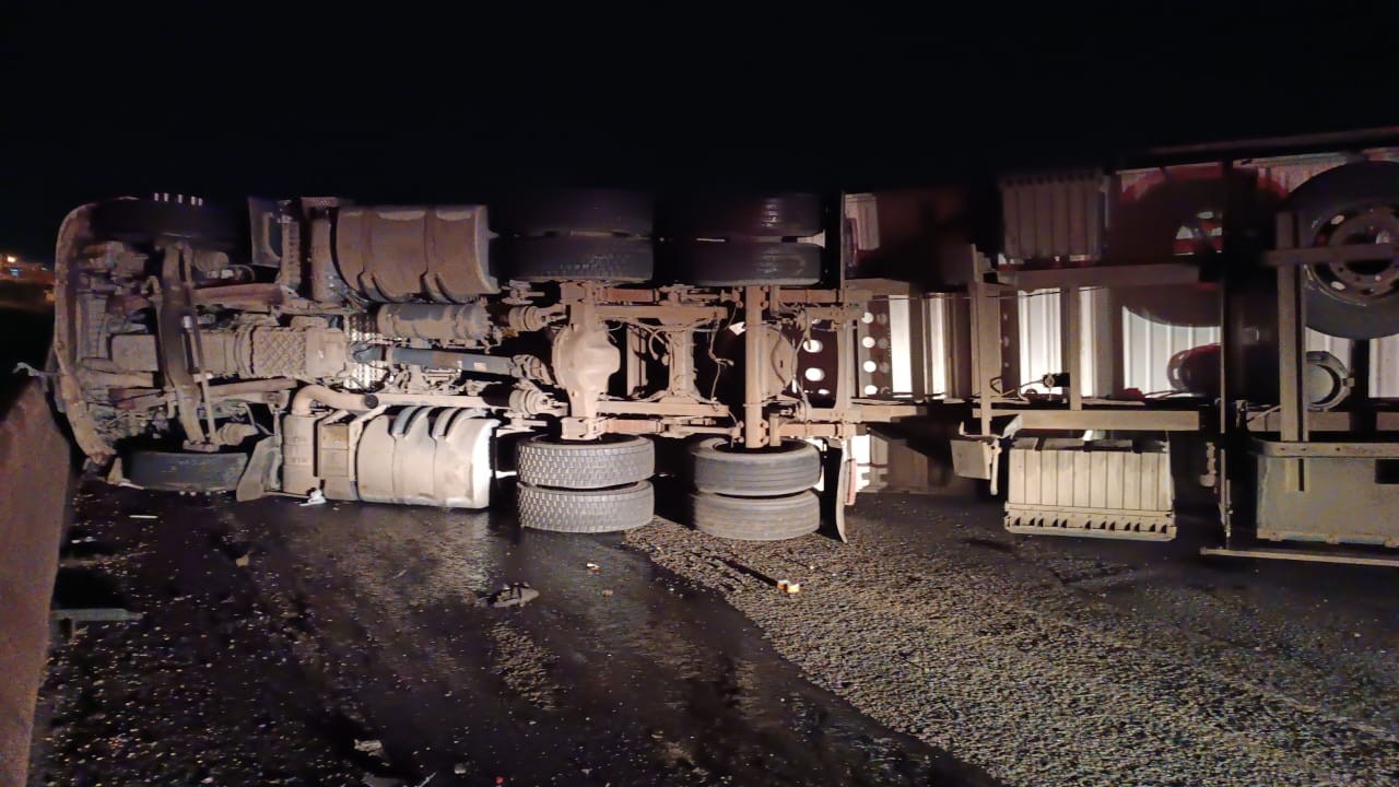 Ciclista morre atropelado no Contorno Norte; carreta tomba ao tentar desviar