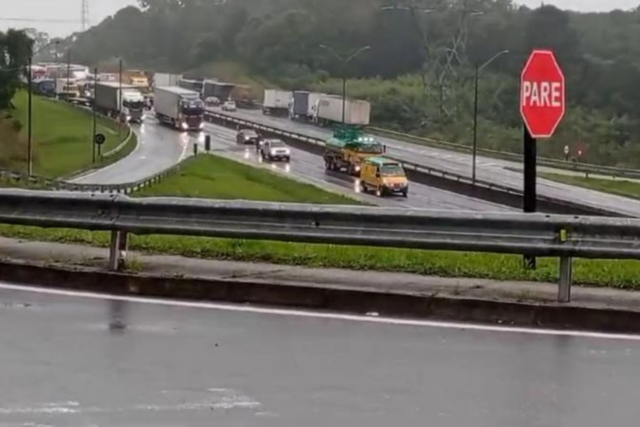 Após mais de 15 horas de interdição, BR-376 é liberada nesta sexta-feira (16)