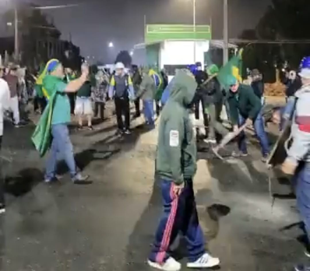 Golpistas interditam entrada da Repar, em Araucária, e são retirados após ação da polícia