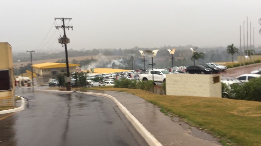 Bombeiros atendem chamado em frigorífico