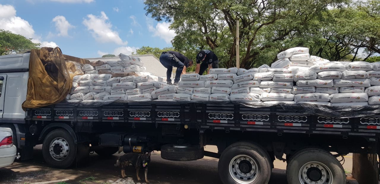 Com apoio de cães de faro, polícia apreende maconha em caminhão em Maringá