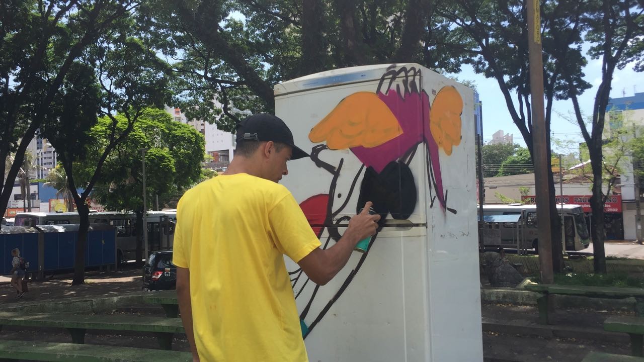 Grafiteiros pintam geladeiras que vão ganhar livros