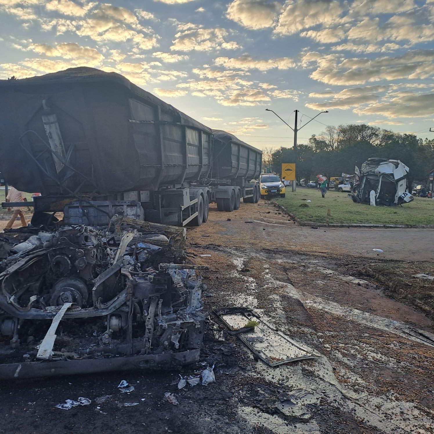 Populares salvam caminhoneiro preso em ferragens de caminhão em chamas