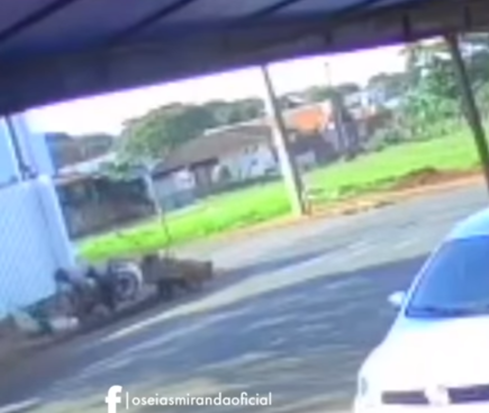 Motociclista perde o controle da direção e fica ferido em acidente