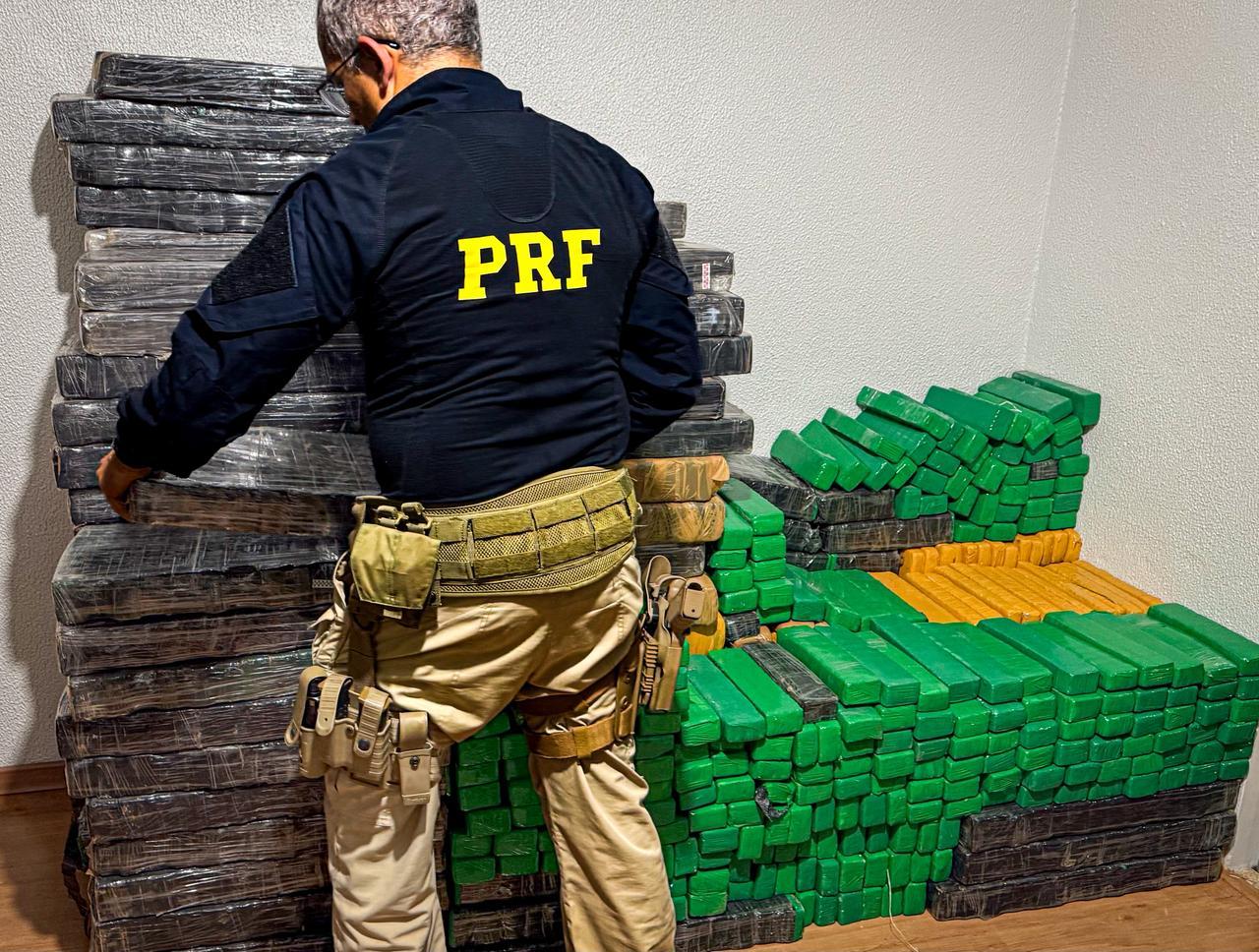 PRF apreende mais de uma tonelada de drogas em dois carros que fugiram de abordagem