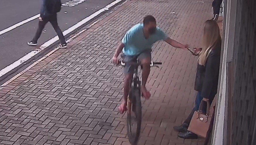 Vídeo: homem furta celular com a técnica ‘cavalo louco’ em Maringá