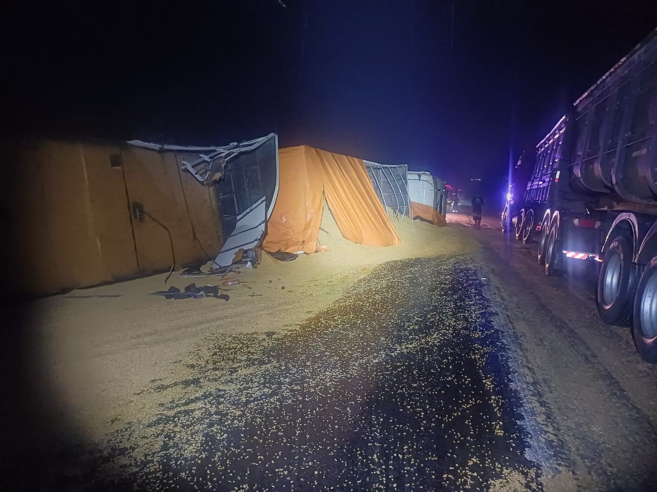 Dois acidentes seguidos provocam interdição da BR-376 em Guairaçá