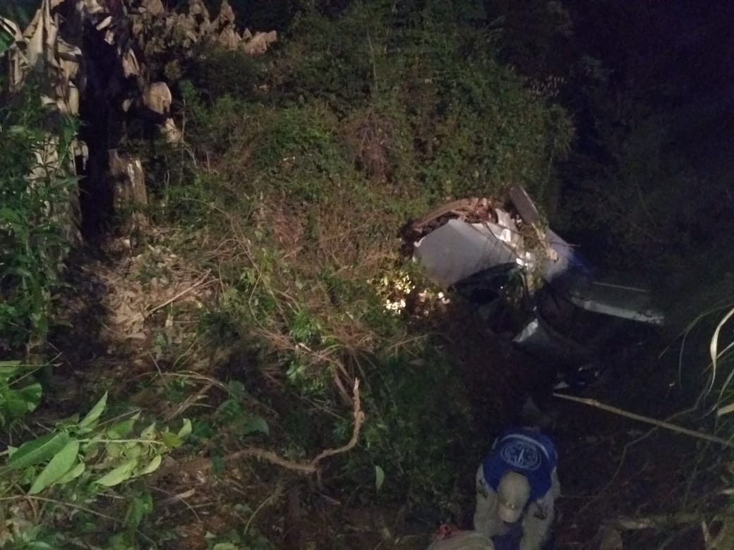 PR-551: carro capota, cai em ribanceira e uma pessoa morre