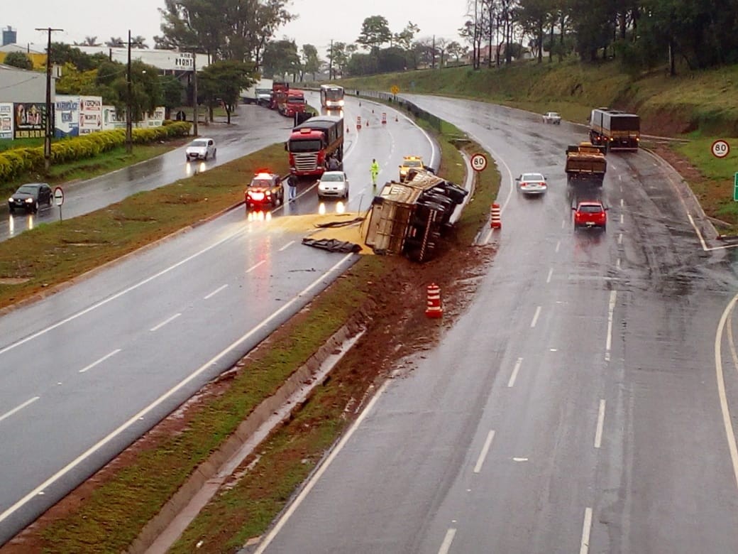 Motorista perde controle da direção e caminhão tomba, em Mandaguaçu