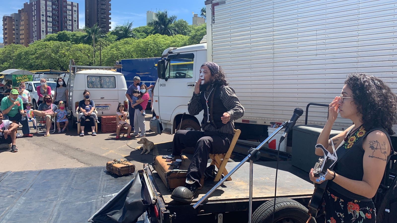 Palhaço Tico Bonito alegra consumidores da Feira do Produtor