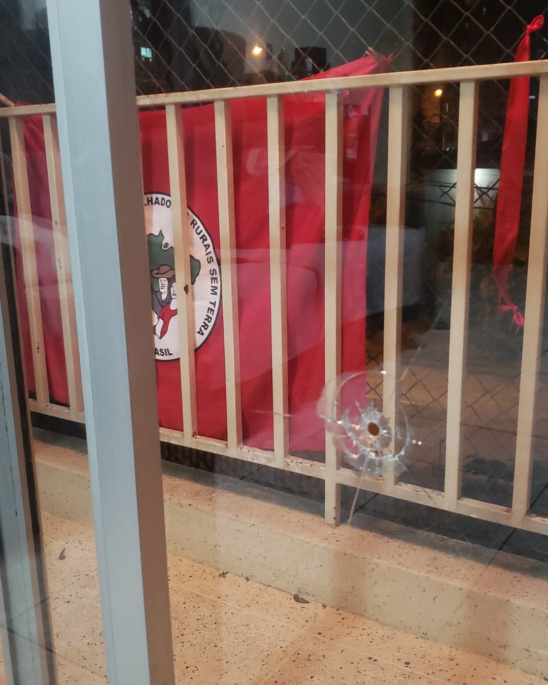 Apartamento com bandeira do MST teria sido alvo de disparo de arma de fogo