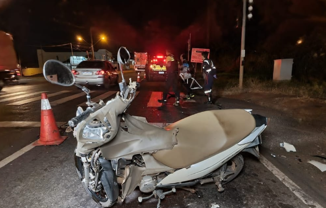 Motociclista fica gravemente ferido após colidir contra caminhonete no Contorno Sul