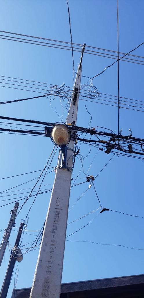 Ouvinte reclama de fiação solta após serviço em postes de energia