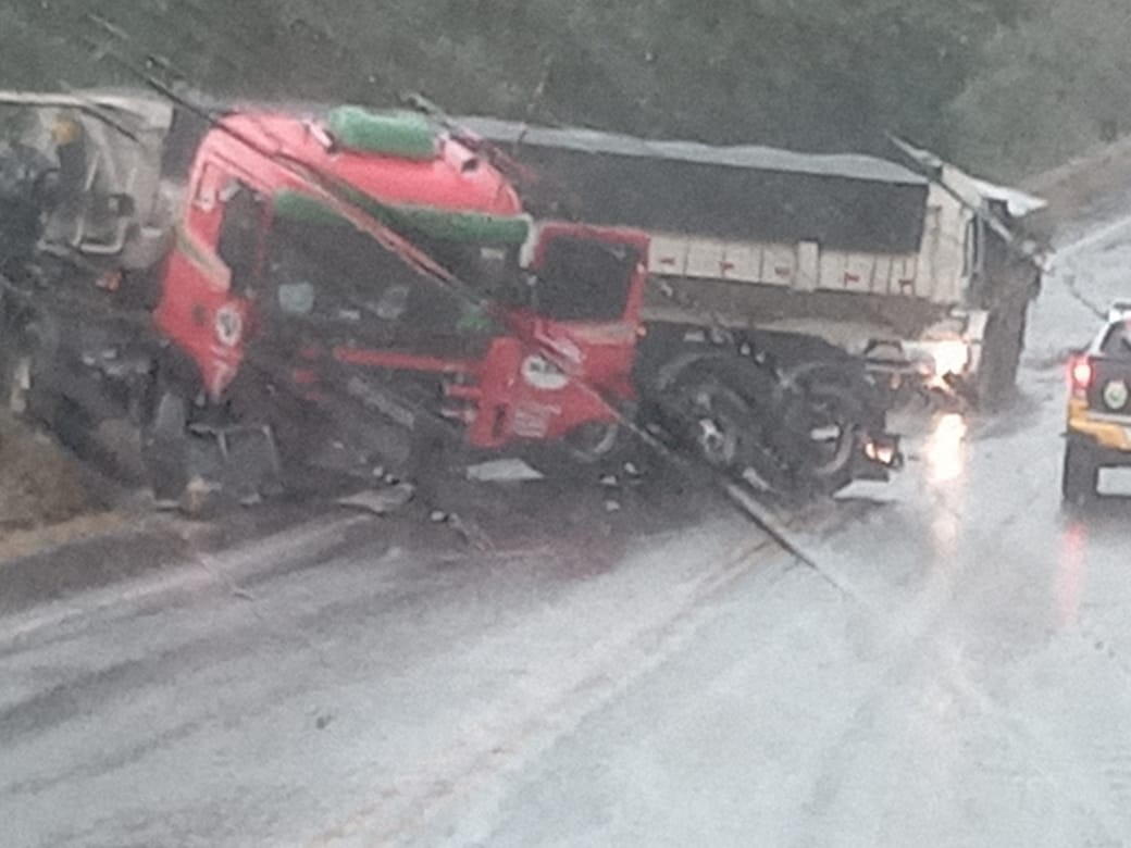 Colisão frontal entre carro e caminhão deixa quatro pessoas mortas na PR-218