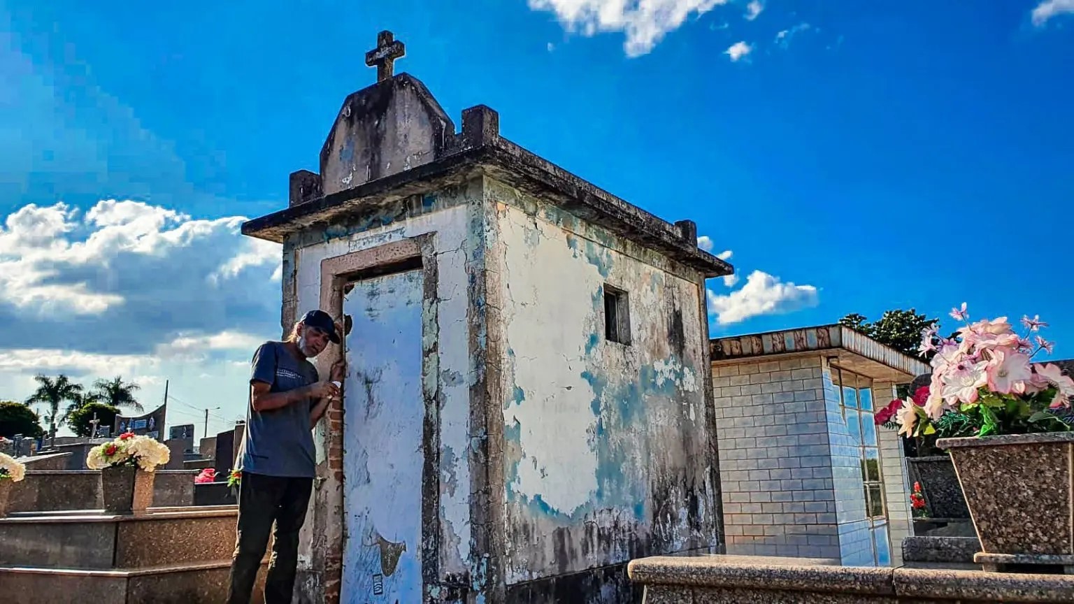 Após 15 anos dormindo em sepultura, morador de Marialva ganha casa