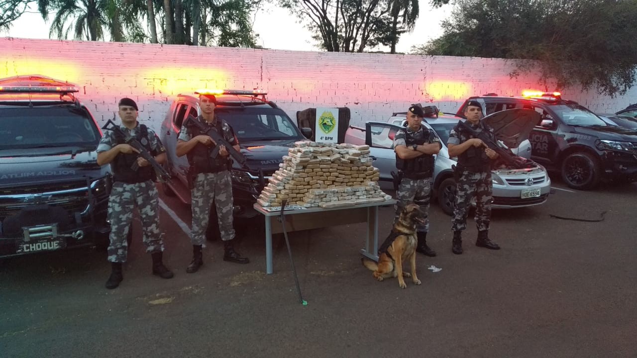 PM apreende grande quantidade de drogas em veículos