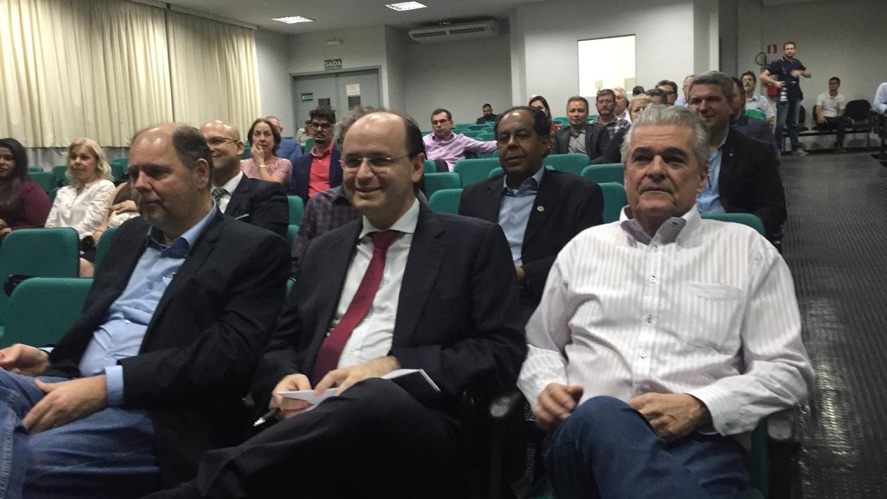 MEC prepara licitação para implantar robótica no ensino médio no país