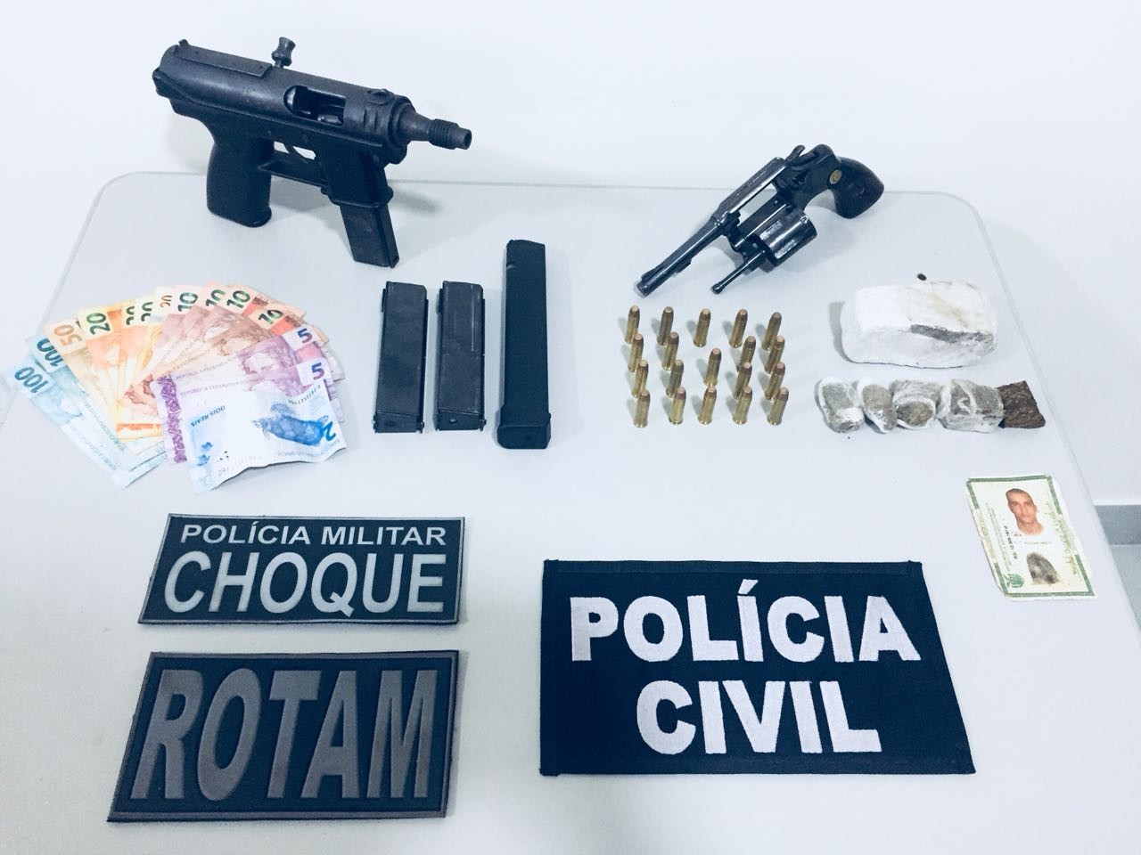 Operação contra o tráfico de drogas apreende submetralhadora