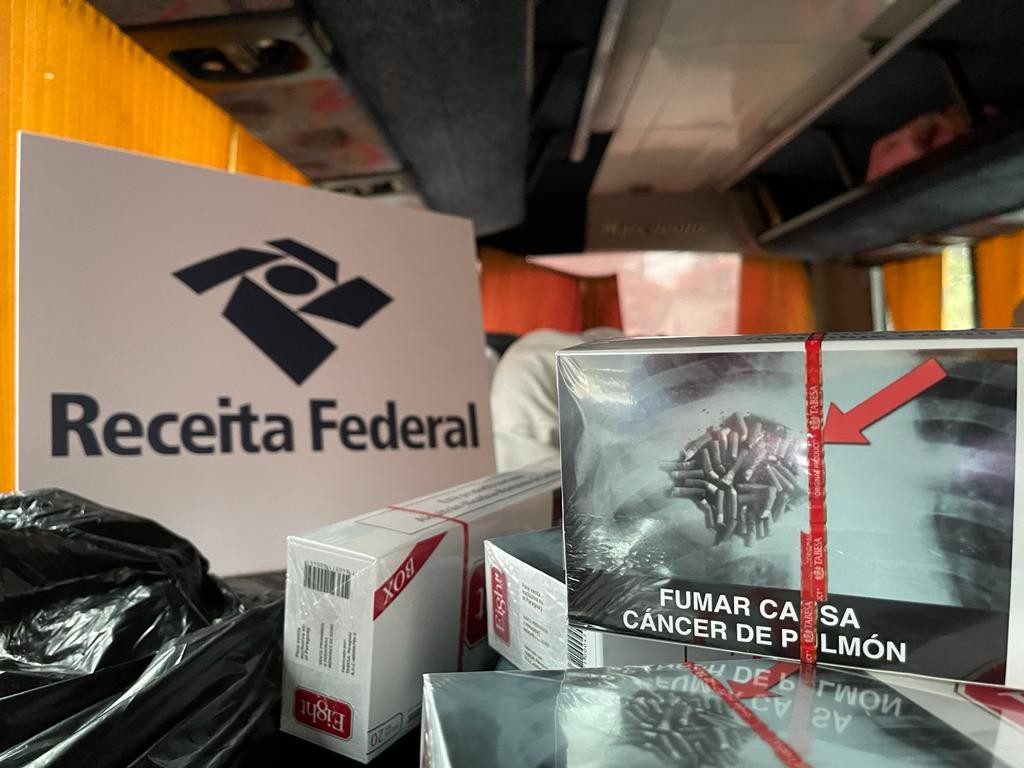 Receita Federal de Maringá apreende 75 mil maços de cigarros contrabandeados em ônibus de turismo