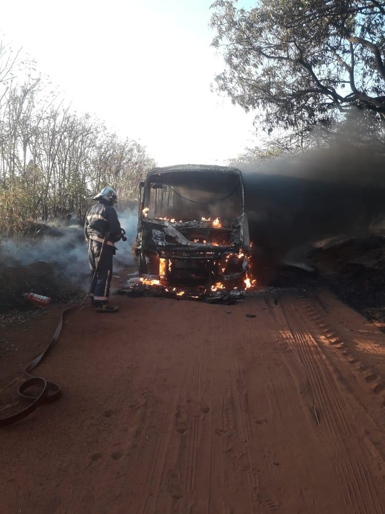 Ônibus escolar pega fogo em Alto Paraná quando transportava 15 alunos