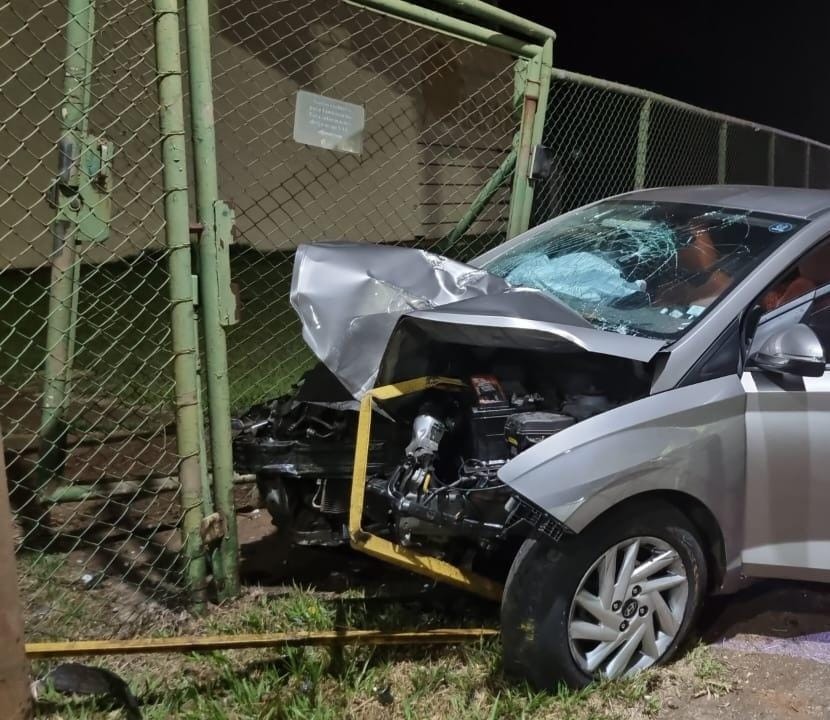Carro bate em estrutura de praça de pedágio desativada e motorista morre