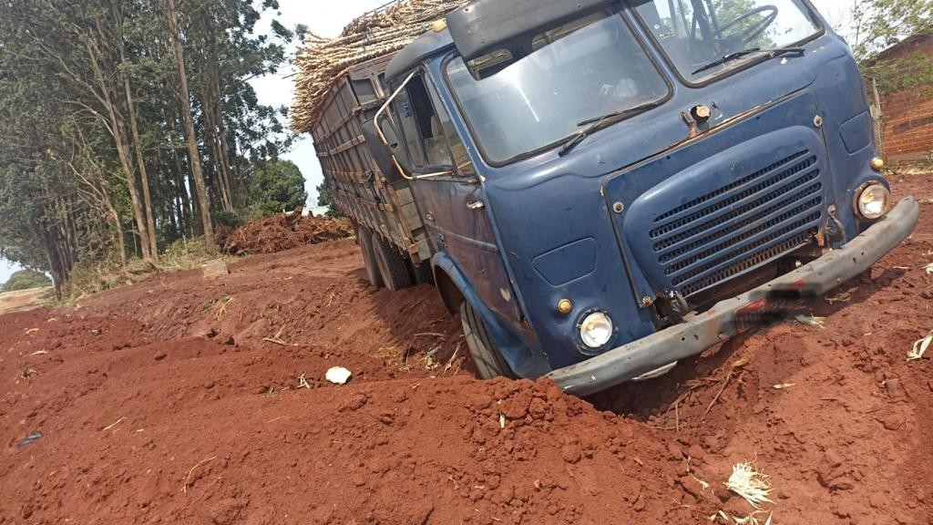 Durante operação, policiais furam pneus de caminhões na rodovia para apreender contrabando