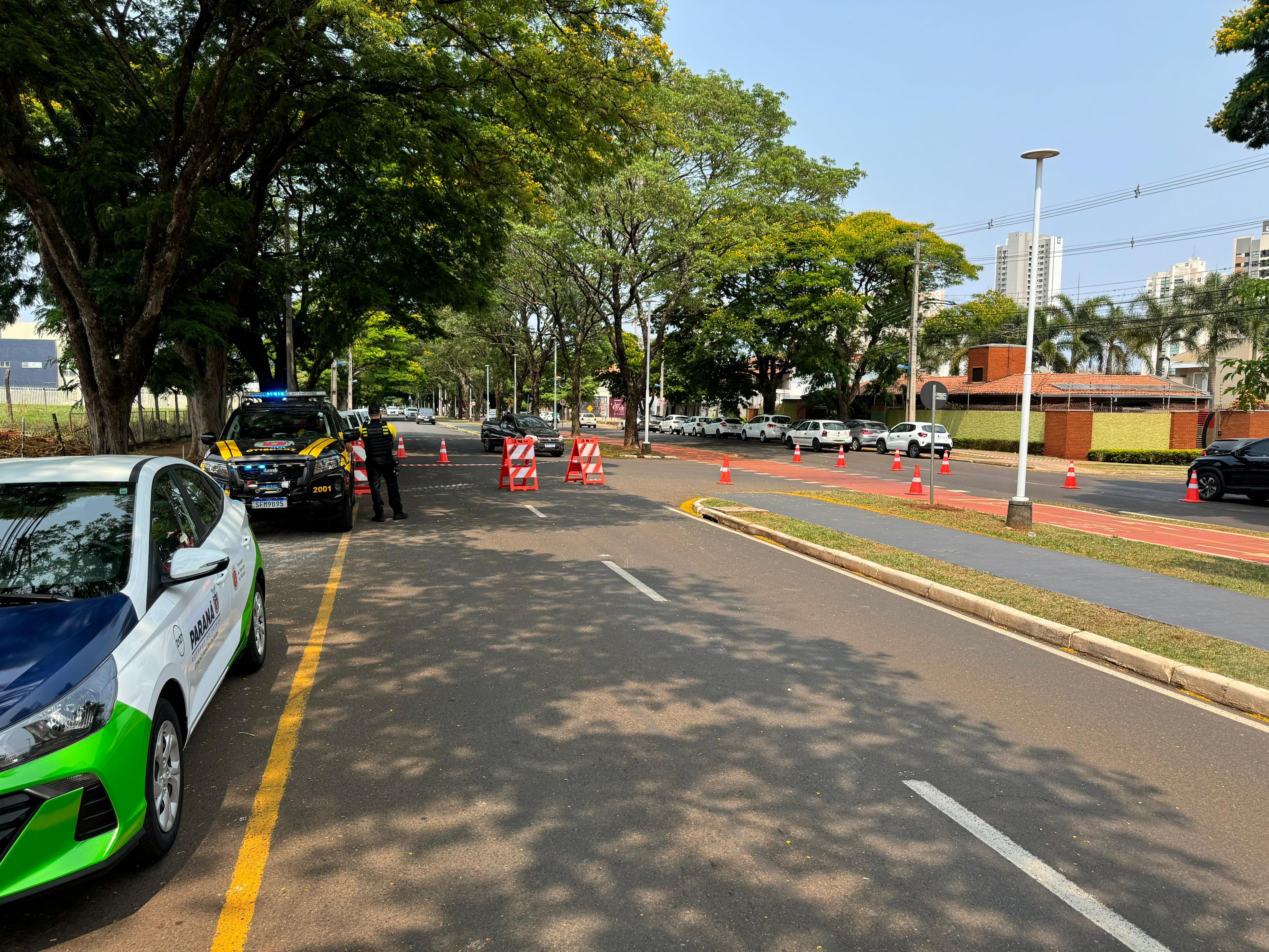 Movimento no Fórum Eleitoral de Maringá; uma das pista da Av. Gastão Vidigal está interditada